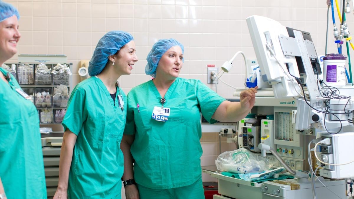 三名护士在手术室观察监视器
